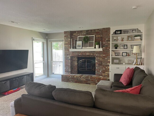 Building Photo - Beautifully Updated Pepperwood Three Bedroom!