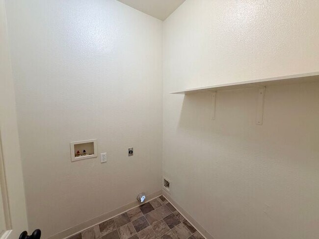 Building Photo - NW Reno Two Story - Beautiful Finishes with Mountain Views