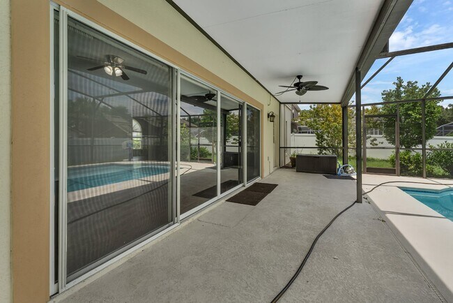 Building Photo - Spacious 6-bedroom, 3-bathroom and pool Tu...