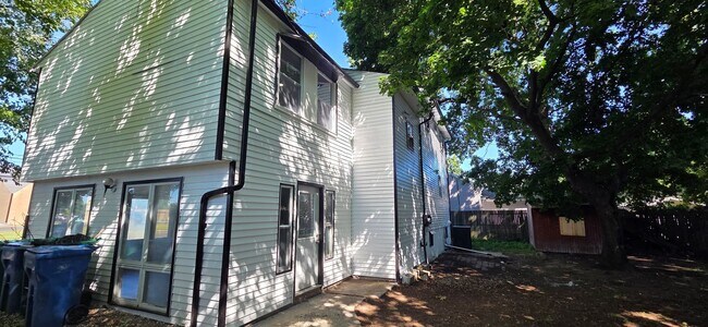 Building Photo - 1019 Green Ln