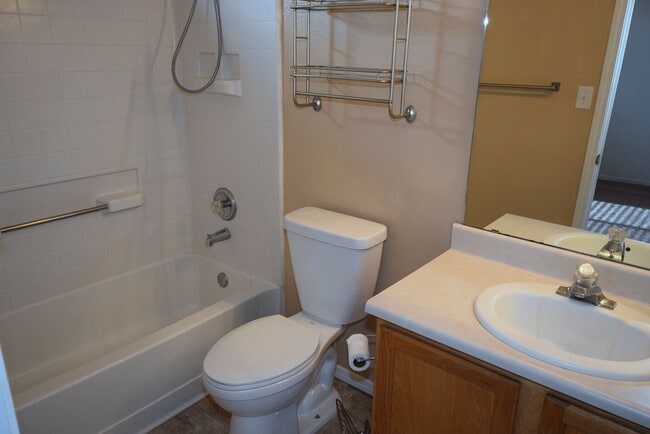 Building Photo - 2BR Plus Bonus Room in the NW!
