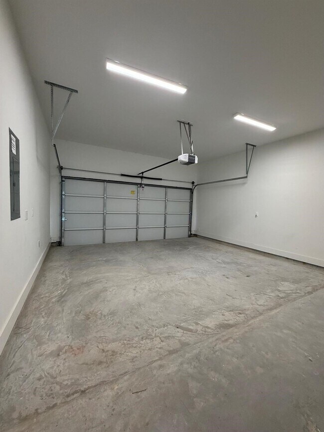 Building Photo - 6733 Peerless St