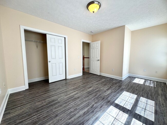 Building Photo - Oak Tree Townhome