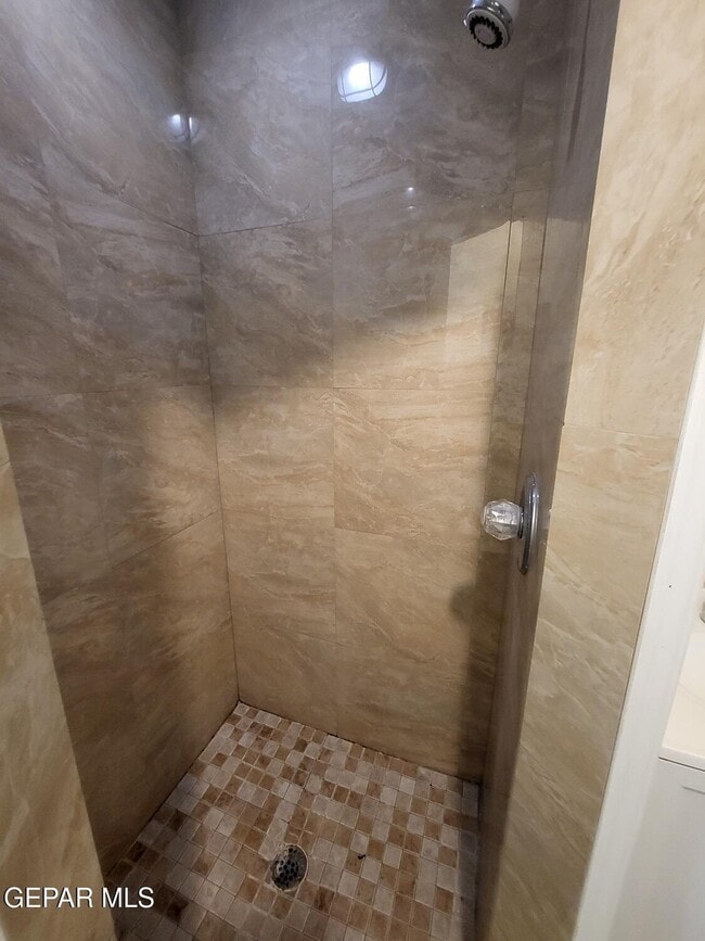 Building Photo - 7365 N Loop Dr