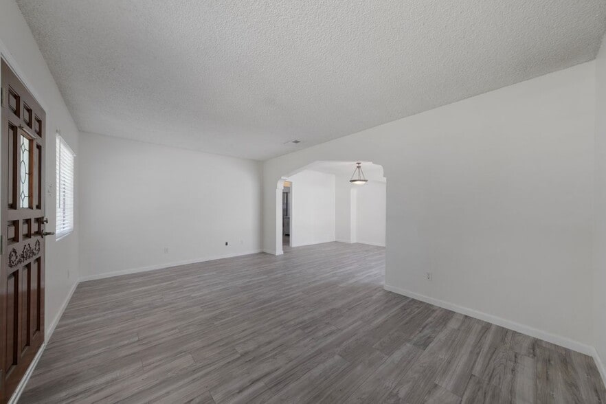 Building Photo - 3025 Sherwood Ave