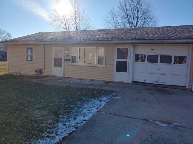 Building Photo - 704 E Cedar Ln