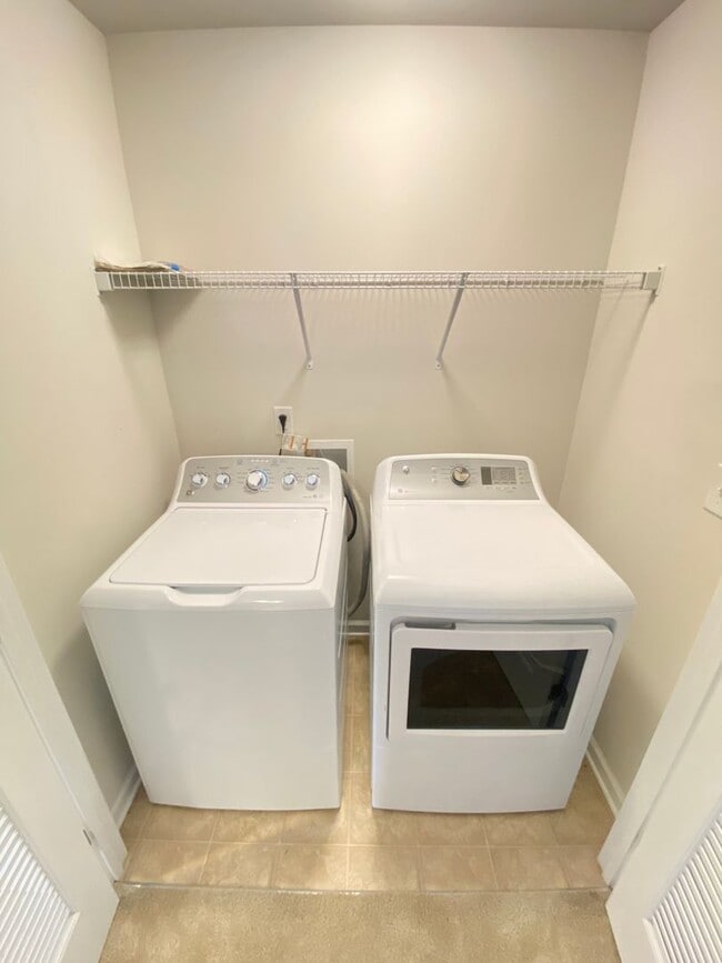 Building Photo - 3bed/2.5ba townhome Ideally Located betwee...
