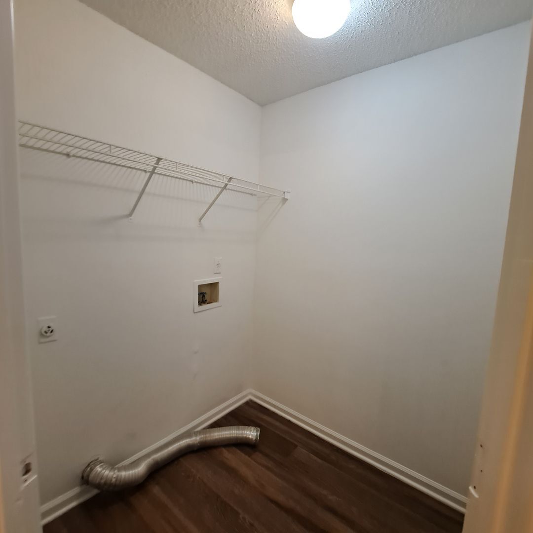 Building Photo - Welcome to this charming 3 bedroom, 2 bath...