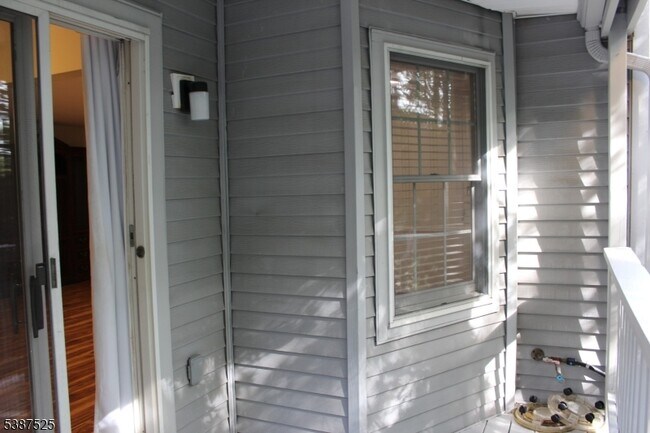 Building Photo - 75 Quartz Ln
