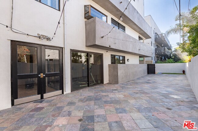 Building Photo - 839 Larrabee St