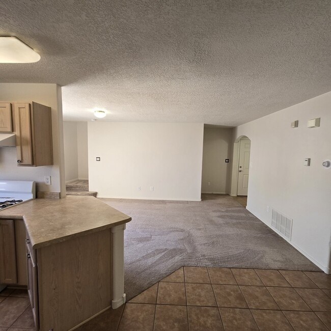 Building Photo - NW Albuquerque Town Home