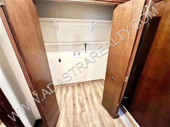 Building Photo - Spacious Duplex in Blue Valley-Available NOW!!