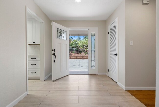 Building Photo - Spacious Menlo Park Retreat with 6 Bedroom...