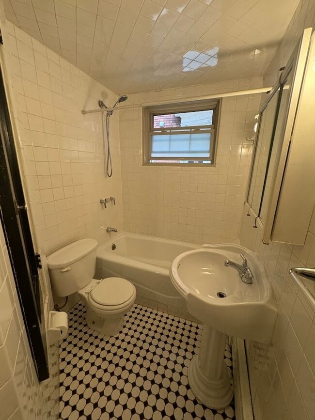 Building Photo - Wonderful First Floor Property!