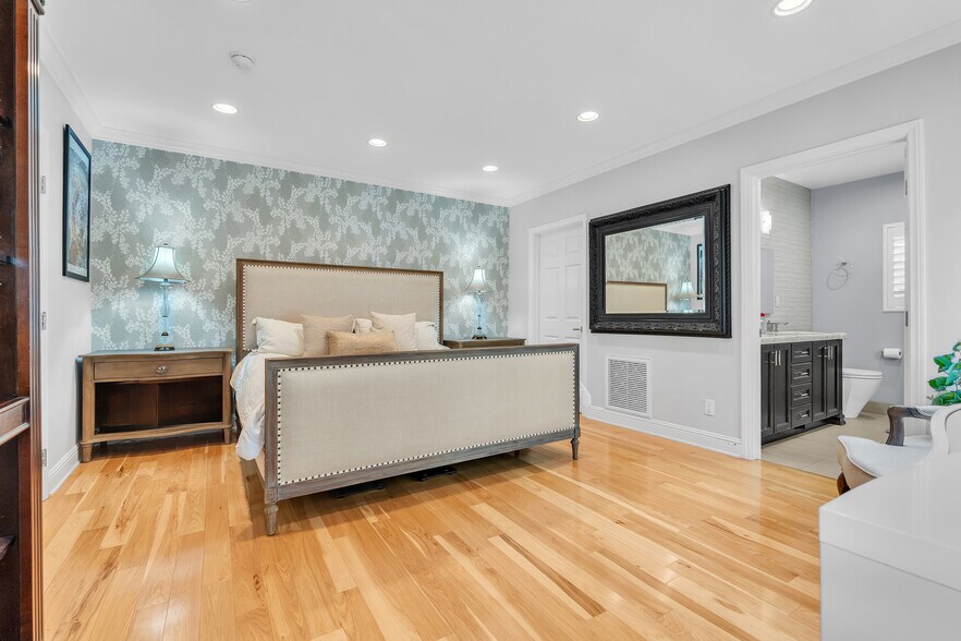 Building Photo - 326 N Doheny Dr