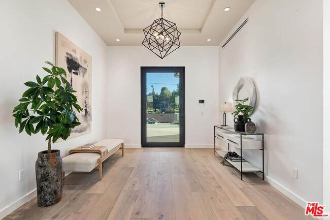 Building Photo - 16879 Mooncrest Dr