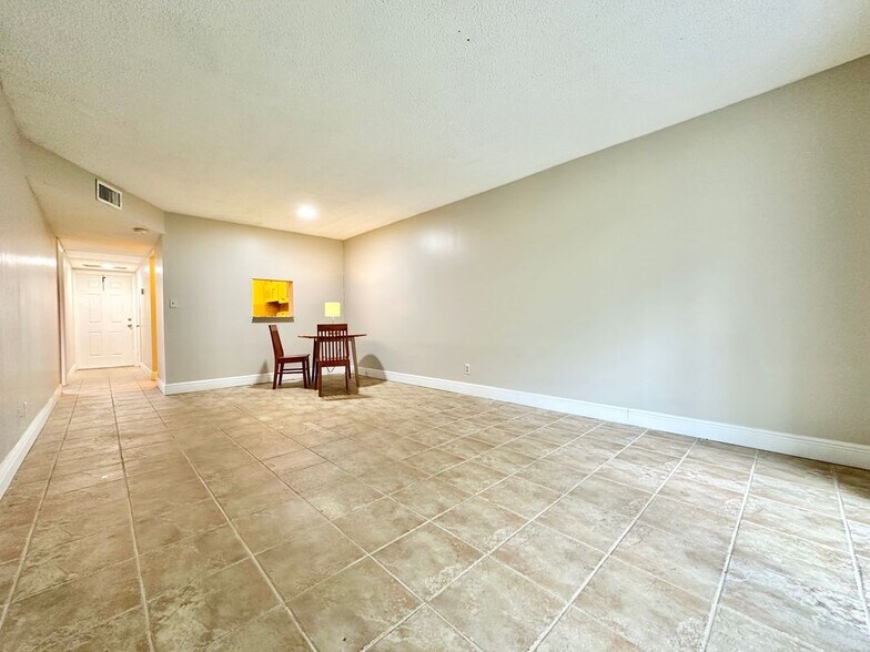 Building Photo - 8001 Fairview Dr