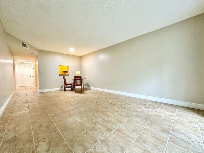Building Photo - 8001 Fairview Dr