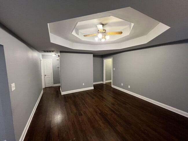 Building Photo - Must See!  Trendy 3 bedroom, 2 bath home i...