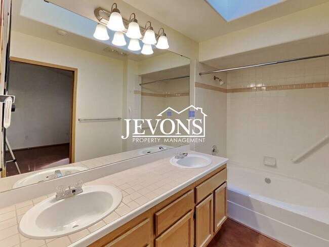 Building Photo - Fabulous 2 Bedrooms, 2 Bathroom, Top-Floor Condo in Klahanie