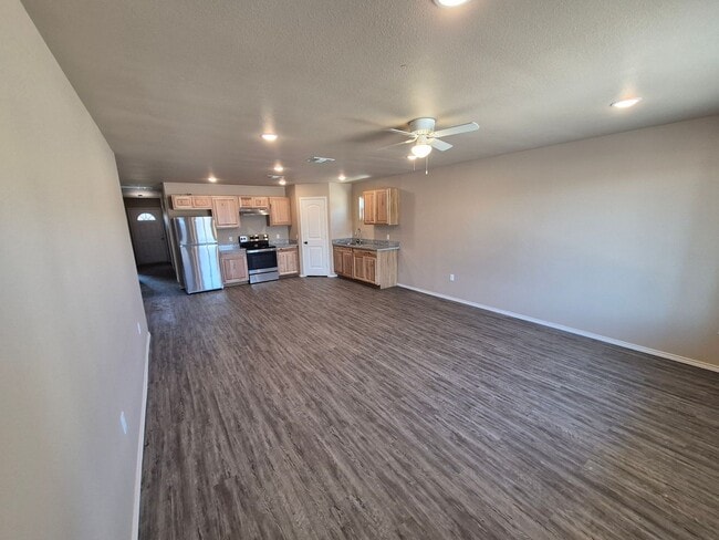 Building Photo - Spacious 3 bedroom home