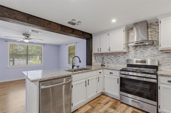 Building Photo - 1003 Bugg Ln