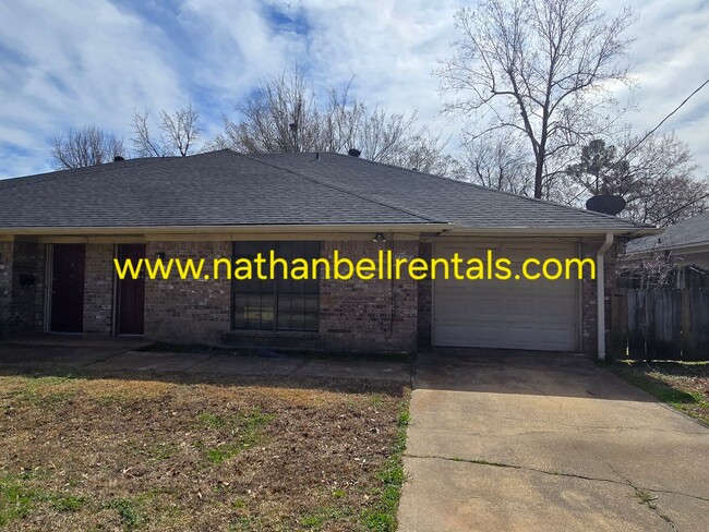 Building Photo - Duplex: 3 bed, 2 bath