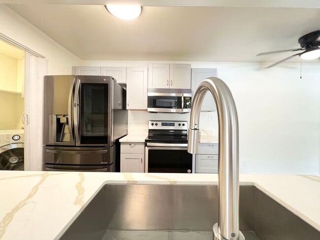 Building Photo - 230 Mission Catalina Ln