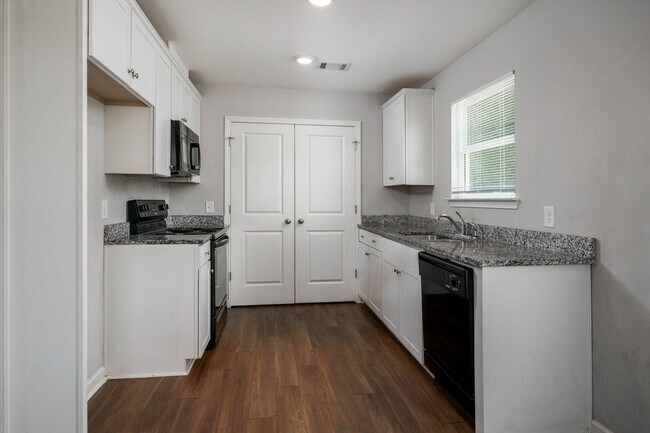 Building Photo - Nice 3 Bed 2 Bath House Available Now! Call to Schedule a Tour!