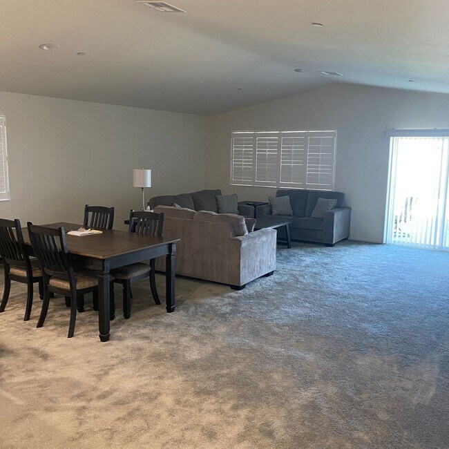 Building Photo - NEWER 4 BEDROOM VICTORVILLE HOME