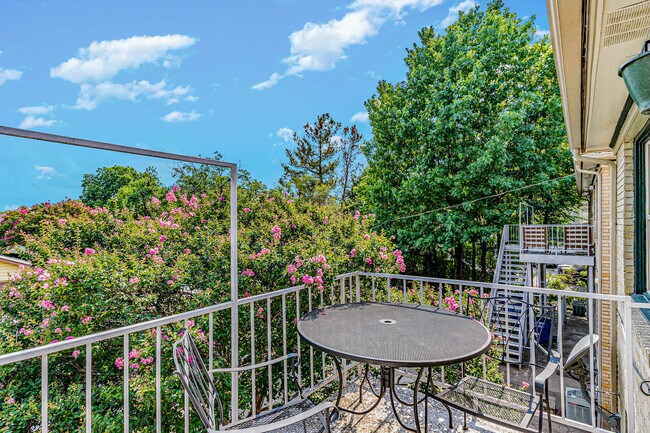 Building Photo - 5926 La Vista Dr