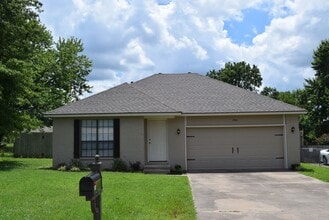 Building Photo - 700 Cedar Ln