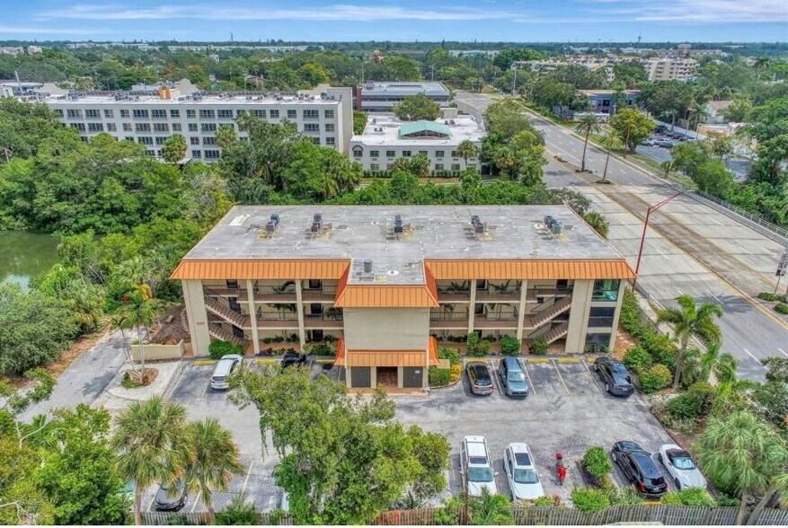 Building Photo - 1650 Pine Tree Ln