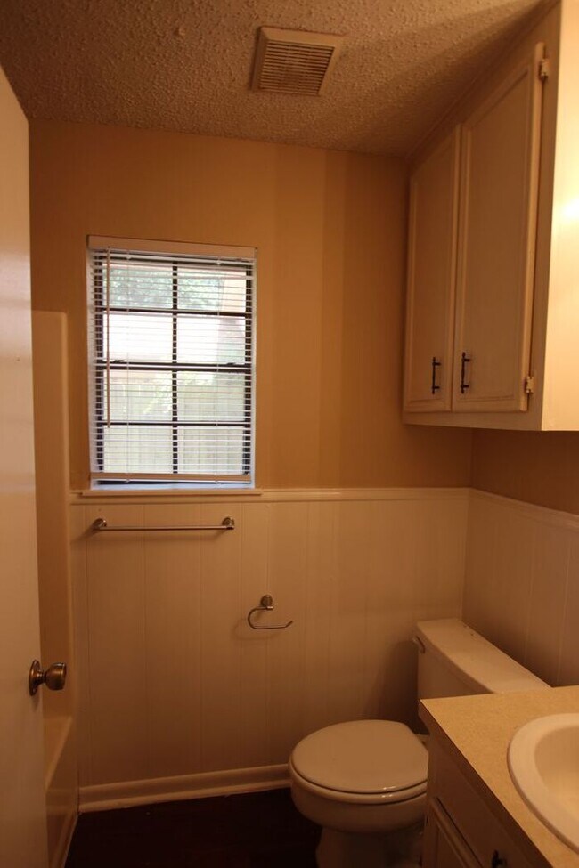 Building Photo - 3 Bedroom Duplex in Tyler!