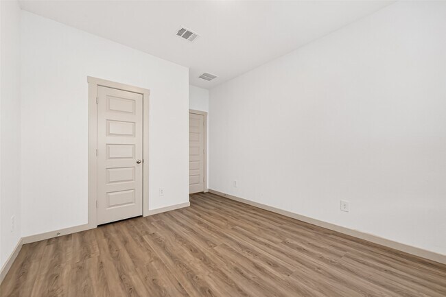 Building Photo - 1107 Lakes Edge Ln