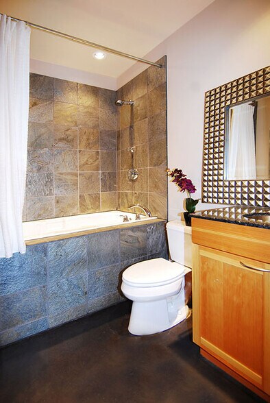 Jacuzzi tub! - 1760 N Northlake Way