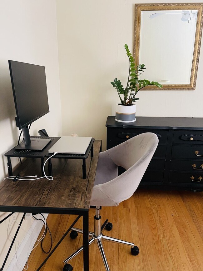 Building Photo - 4038 N Southport Ave