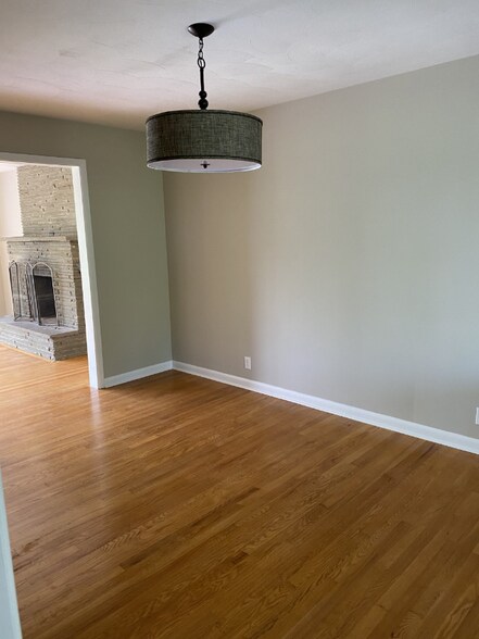 Building Photo - 102 Chaumont Dr