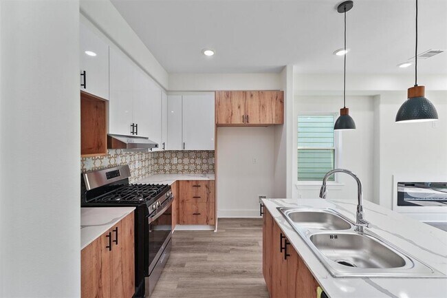 Building Photo - 855 S Victory Dr