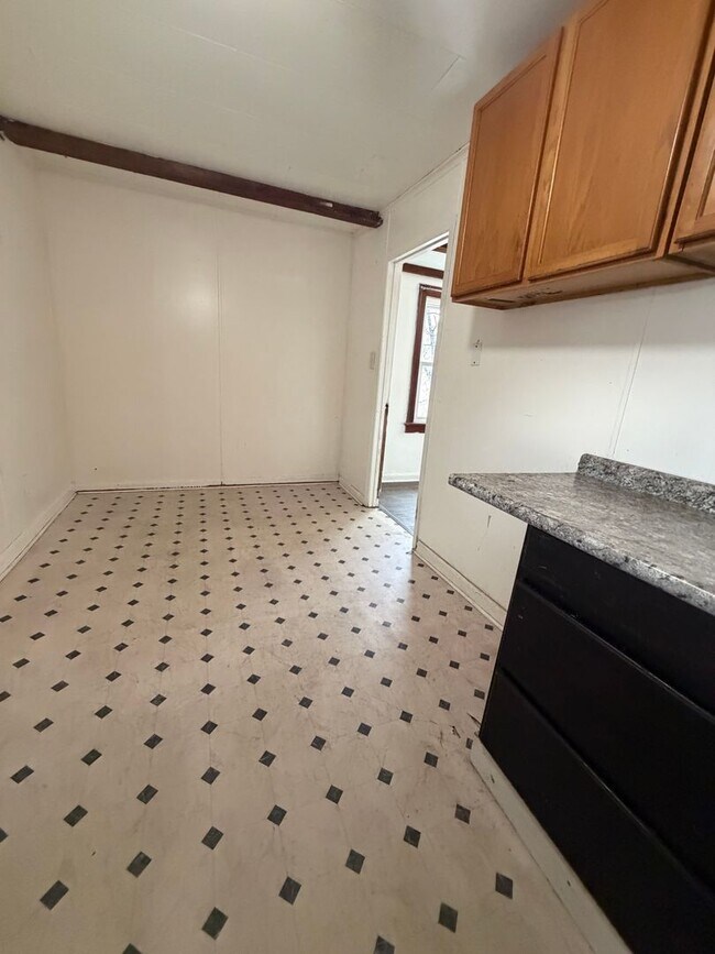 Building Photo - 2423 Lincoln Ave