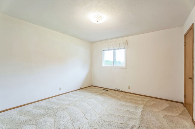 Building Photo - 1/2 off first month's rent and $500 gift c...