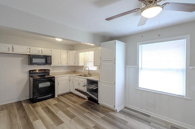 Building Photo - 4801 Oak Park Dr