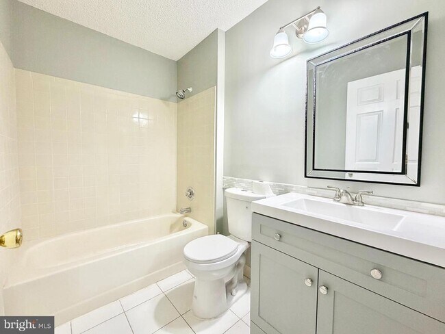 Building Photo - 44 Cheverny Ct
