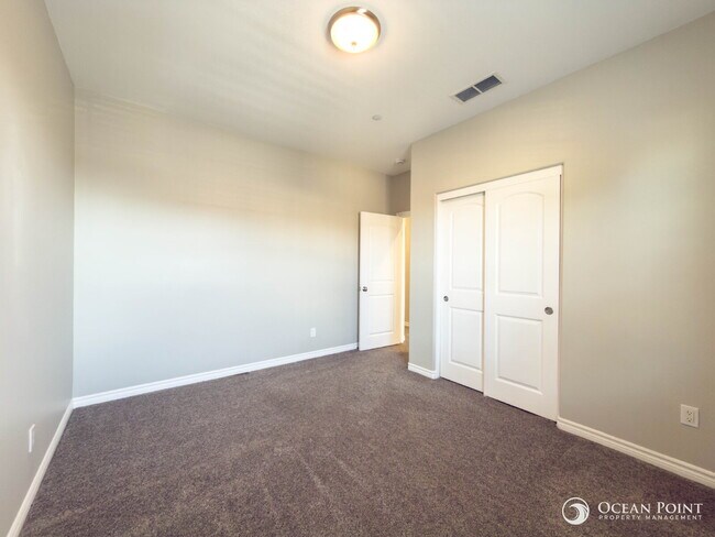 Building Photo - 3 Bedroom Condo for Rent in Ventura!