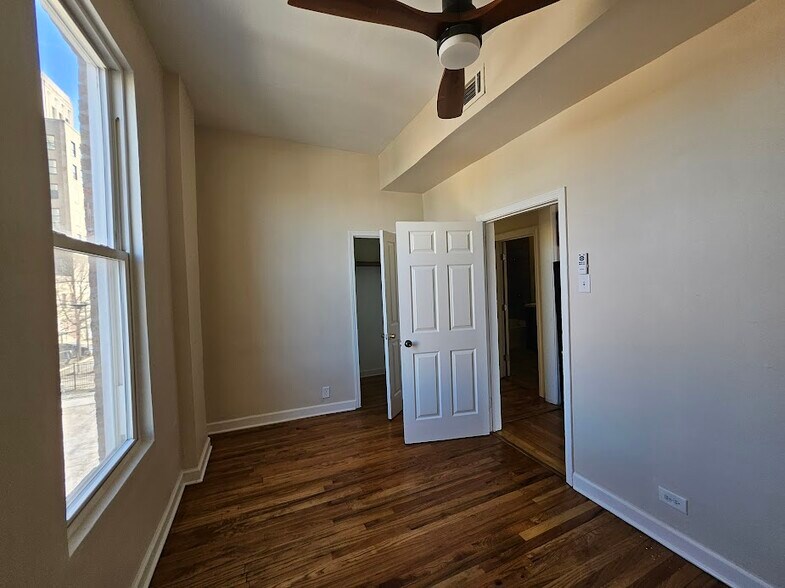 East bedroom - 2417 W Warren Blvd