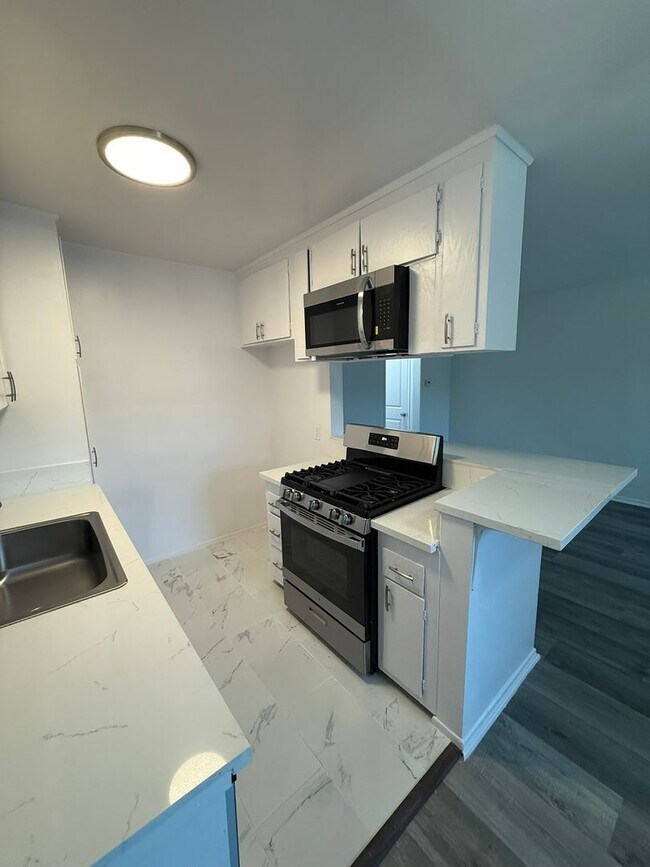 Interior Photo - 1166 S. Crenshaw Blvd