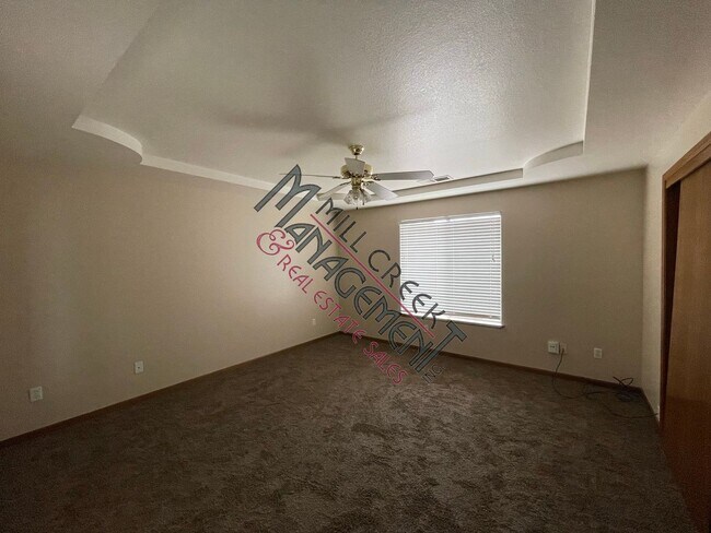 Building Photo - Home in Tulare