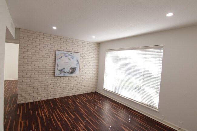 Building Photo - 2101 Fountain View Dr
