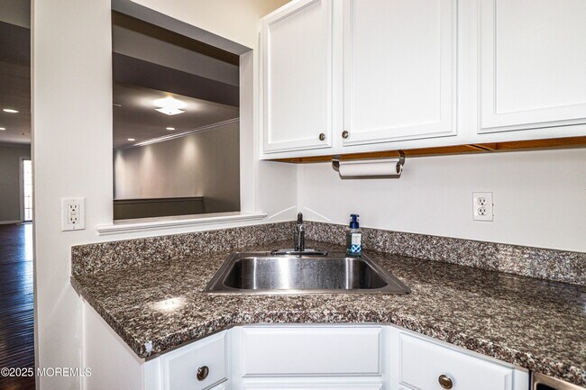 Building Photo - 105 Adamecs Way