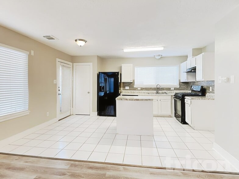 Building Photo - 21899 Pinewilde Ct